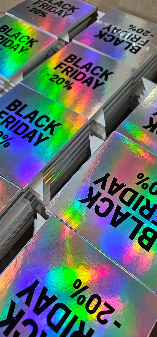Material promocional de Black Friday con acabado holográfico